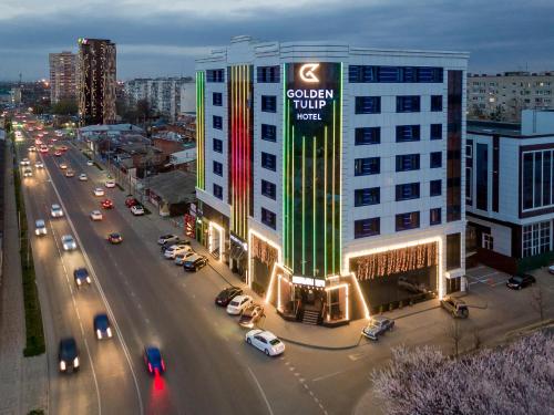 - un bâtiment avec un panneau indiquant l'hôtel corazon dans l'établissement Golden Tulip Krasnodar, à Krasnodar