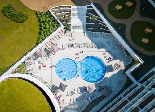 una vista aérea de una piscina en un complejo en FARO Apartamenty Polanki Aqua free parking 4 baseny, en Kołobrzeg