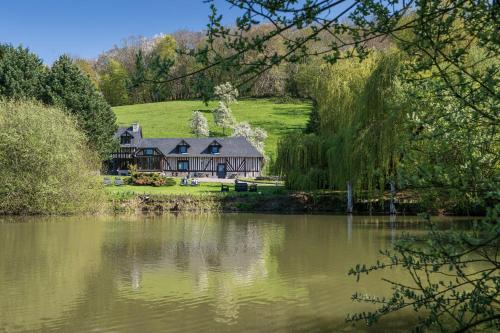 ポン・レヴェックにあるDomaine de Geffosseの湖畔に腰掛けた家