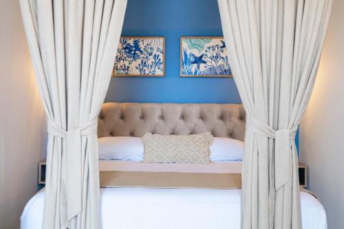 um quarto com uma cama com duas cortinas em Aqua Heaven em Iraklitsa