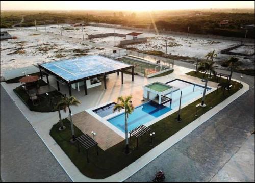 una piscina con padiglione e un campo da tennis di CasAMAR lençóis a Santo Amaro