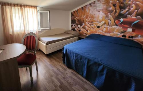 a bedroom with a bed and a painting of an aquarium at Hotel Miramare Dipendenza in Pineto