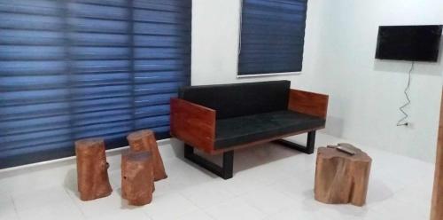 una silla sentada en una habitación con algunos postes de madera en MM & Naomi staycation en Mexico