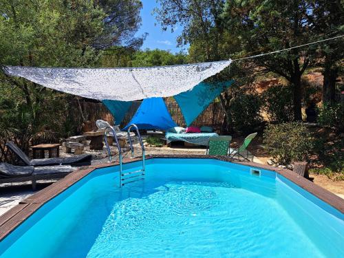 une piscine avec un filet au-dessus dans l'établissement Villa provençale avec piscine au calme, à Sainte-Maxime