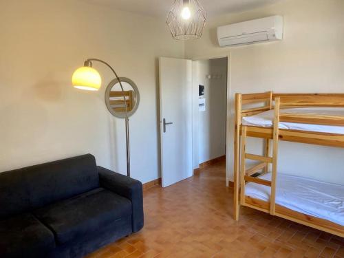 - un salon avec un canapé et des lits superposés dans l'établissement Beau T3 - plain pied - terrasses, à Port-la-Nouvelle