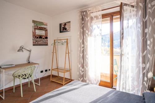 Ponte della VenturinaにあるCasa Furiaのベッドと机と窓のある寝室