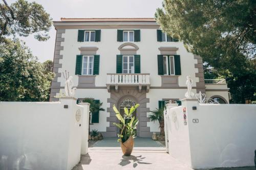a house with a gate in front of it at Villa Giulietta Hotel in Castiglioncello