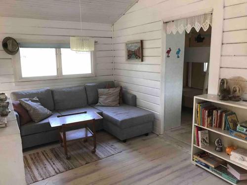 Summer Cottage with boat في هوديكسفال: غرفة معيشة مع أريكة وطاولة