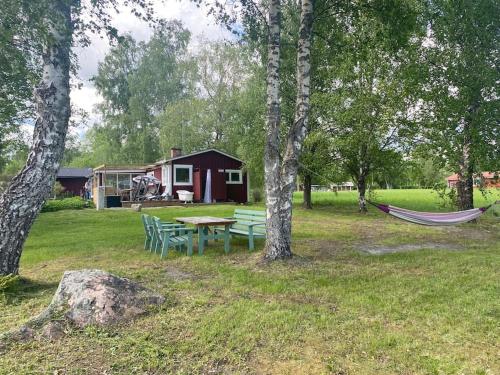 una hamaca y una tienda en un patio con un camping en Summer Cottage with boat en Hudiksvall