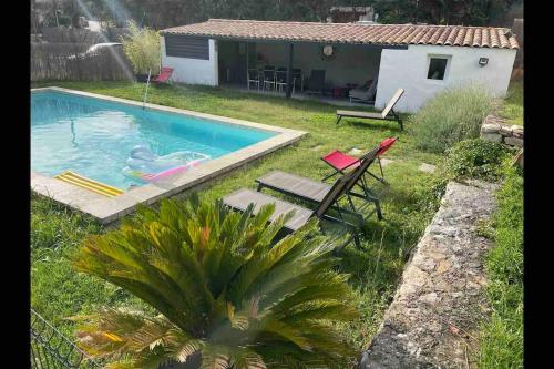 um quintal com uma piscina e uma casa em Ar de Vie villa chaleureuse en Provence em Ventabren