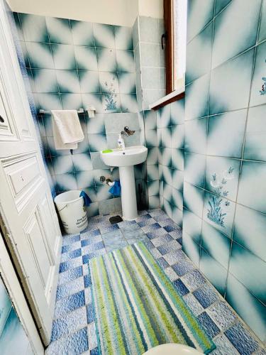 een badkamer met een wastafel en een toilet bij Apartman Katedrala in Sarajevo