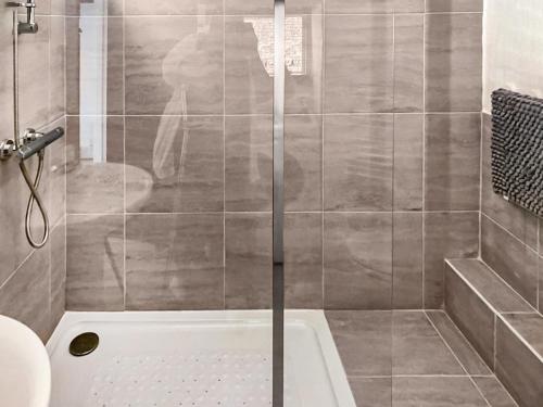 La salle de bains est pourvue d'une douche avec une porte en verre. dans l'établissement The Hive - Uk44558, à Plaistow