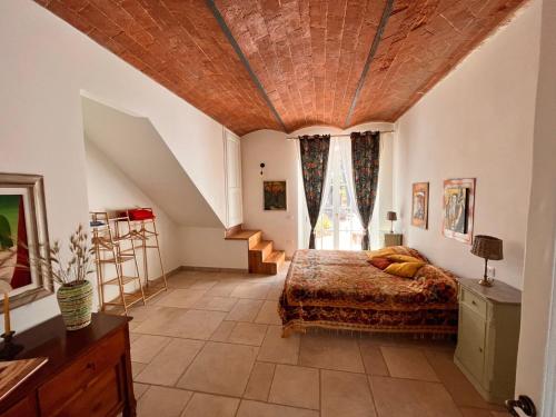 里帕貝拉的住宿－Podere Terraviva，一间卧室设有一张床和木制天花板