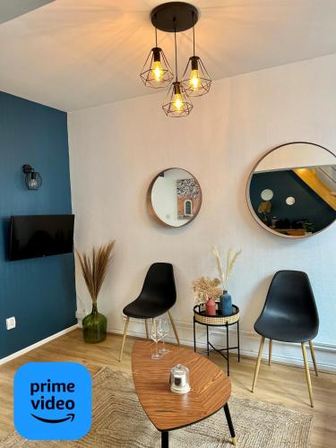 - un salon avec des chaises noires et une table dans l'établissement Duplex en plein cœur de Malo-Les-Bains, à Dunkerque