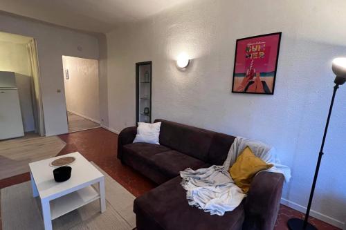 un salon avec un canapé et une table dans l'établissement Apartment in the heart of Draguignan, à Draguignan