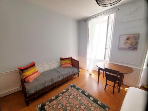 un salon avec un canapé et une table dans l'établissement La Maison de ville 76m2 avec terrasse de 22m2, à La Rochelle