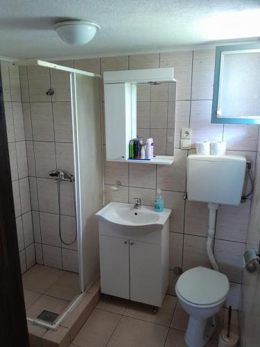 e bagno con servizi igienici, lavandino e doccia. di Vikendica Volar a Prijedor