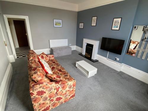 Μια τηλεόραση ή/και κέντρο ψυχαγωγίας στο Well-appointed apartment in New Brighton