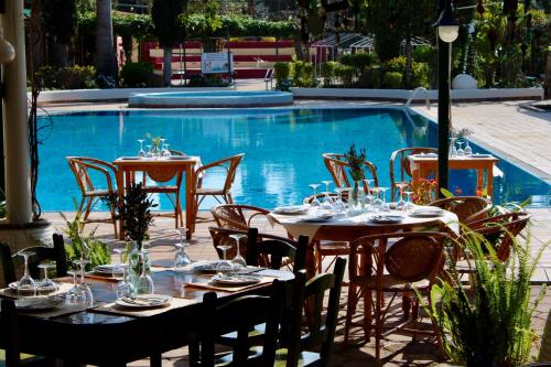 Restoran ili drugo mesto za obedovanje u objektu Apartamento a 100m de la playa