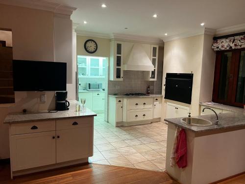 TV a/nebo společenská místnost v ubytování iDube Lodge Walkersons