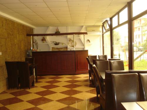 ein Esszimmer mit Stühlen und einem karierten Boden in der Unterkunft Hotel Hermes in Eforie Nord