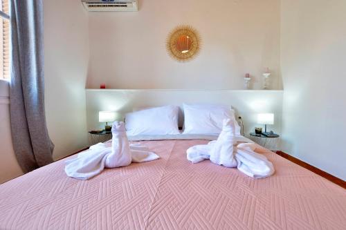 2 asciugamani su un letto in una camera da letto di Welcome Inn Marlen's House a Città di Corfù