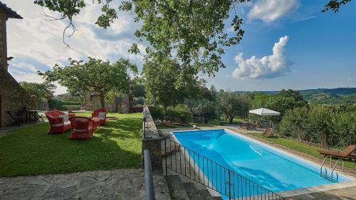 una piscina en el patio trasero de una casa en Podere San Carlo, en Siena