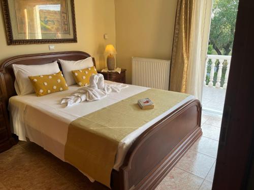1 cama grande en un dormitorio con ventana en Olive de Villa en Áyios Dhimítrios
