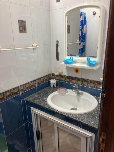 La salle de bains est pourvue d'un lavabo et d'un miroir. dans l'établissement Location appartement Oran Akid lotfi, à Oran