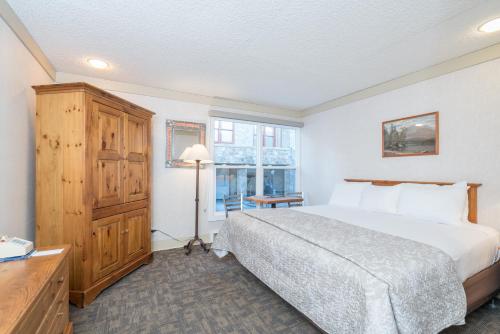 a bedroom with a large bed and a window at Mountainside Inn 309 by Alpine Lodging Telluride in Telluride