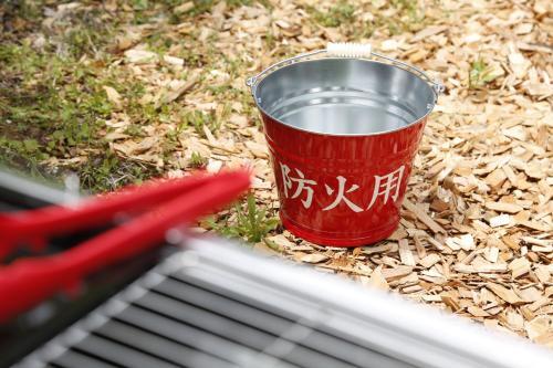 a red cup with writing on it sitting on the ground at The LODGE ABASHIRI in Abashiri