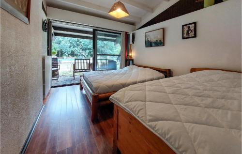 um quarto com 2 camas e vista para um alpendre em 4 Bedroom Beautiful Home In Mrignac em Mérignac