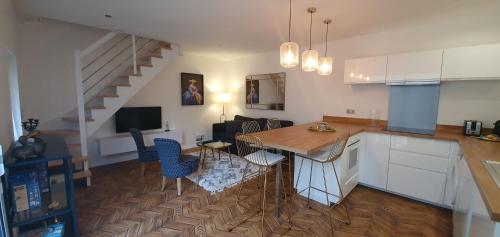 une cuisine et un salon avec une table et des chaises dans l'établissement 