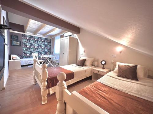 1 dormitorio con 2 camas y sala de estar en International Inn, en Paraćin