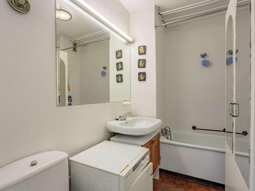 une salle de bain avec un lavabo, des toilettes et une baignoire dans l'établissement Studio central à Hendaye avec parking, proche commerces et plage - FR-1-2-434, à Hendaye