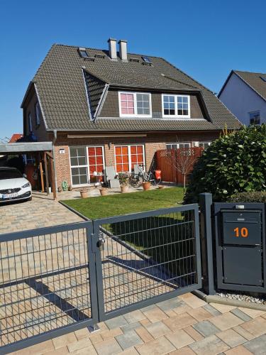 a house with a gate with the number on it at Quitte10 in Glindow