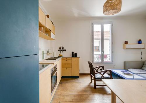 uma cozinha com uma mesa e uma sala de jantar em Le NID du STADE de FRANCE em Saint-Denis