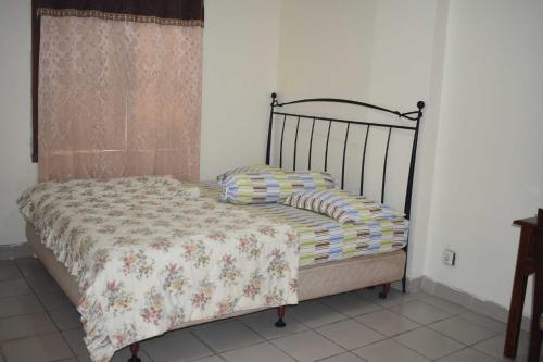 uma cama com um cobertor num quarto em Condo In Carita - 9202B em Carita