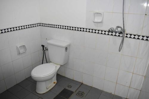 uma casa de banho com um WC e um chuveiro em Condo In Carita - 9202B em Carita