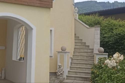 a stairway leading up to a white house at Ferienwohnung Gütl am Weg in Ebenzweier