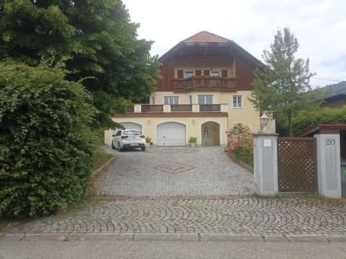 une maison avec une voiture garée devant elle dans l'établissement Ferienwohnung Gütl am Weg, à Ebenzweier