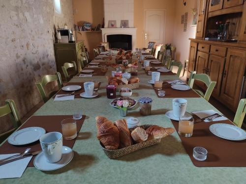 une longue table avec du pain et des pâtisseries dessus dans l'établissement La Varenne, proche du ZooParc de Beauval, au cœur des Châteaux de la Loire, à Monthou-sur-Cher
