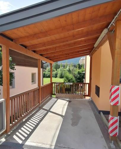 a porch with a wooden roof with a view at Susis Ferienwohnung in Radstadt