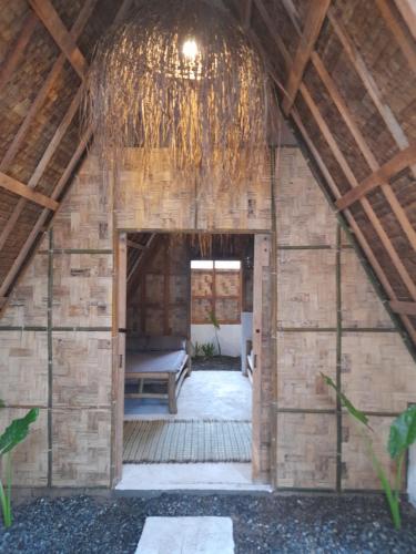 um quarto num edifício de madeira com uma porta em Apache surf villa em San Isidro