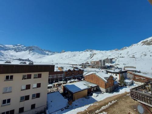 una vista aérea de una ciudad con montañas cubiertas de nieve en Superbe appart 6p Tignes Le LAC en Tignes