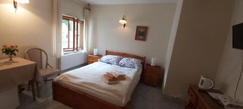 Un pat sau paturi într-o cameră la Akama Rewal