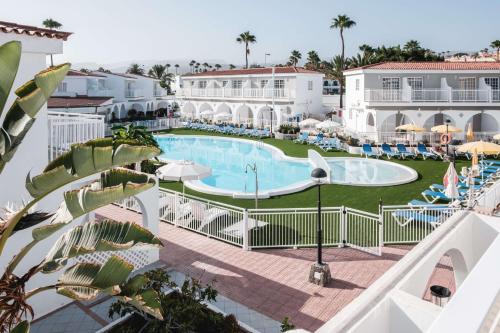 an aerial view of the pool at the resort at Bungalows Parque Nogal in Maspalomas