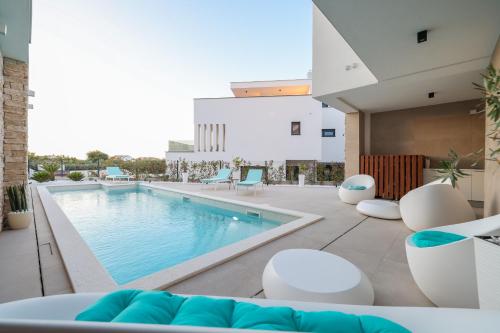 vista sulla piscina di un edificio di Villa Fortunal a Murter