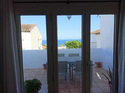 una puerta corredera de cristal con vistas a un patio en Pura Vida, en Torremolinos