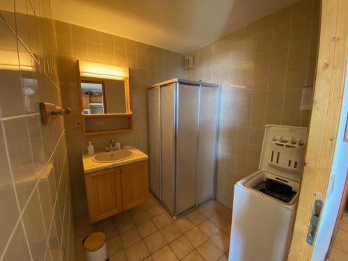 ein kleines Bad mit einer Dusche und einem Waschbecken in der Unterkunft Appartement Crest-Voland, 3 pièces, 6 personnes - FR-1-733-15 in Crest-Voland